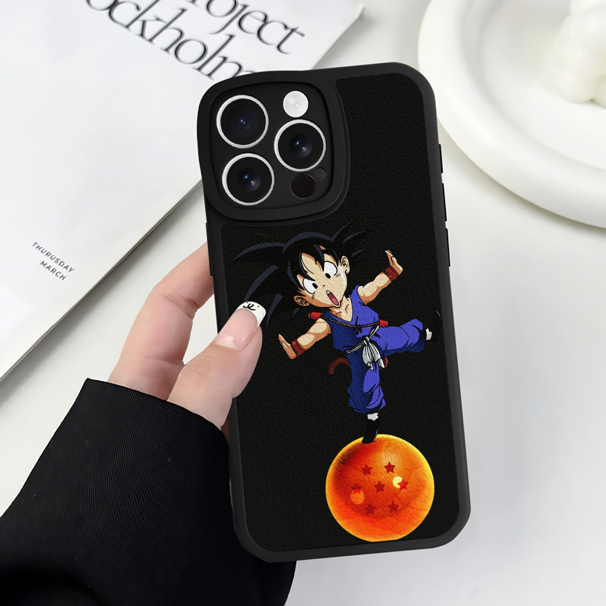 （画像用） ドラゴンボール 孫悟空（そん ごくう）Son Goku カカロット DRAGON BALL Kakarotto 【iPhone 16シリーズ対応】シリコンスマホケース（レザー調） 材質：シリコン
